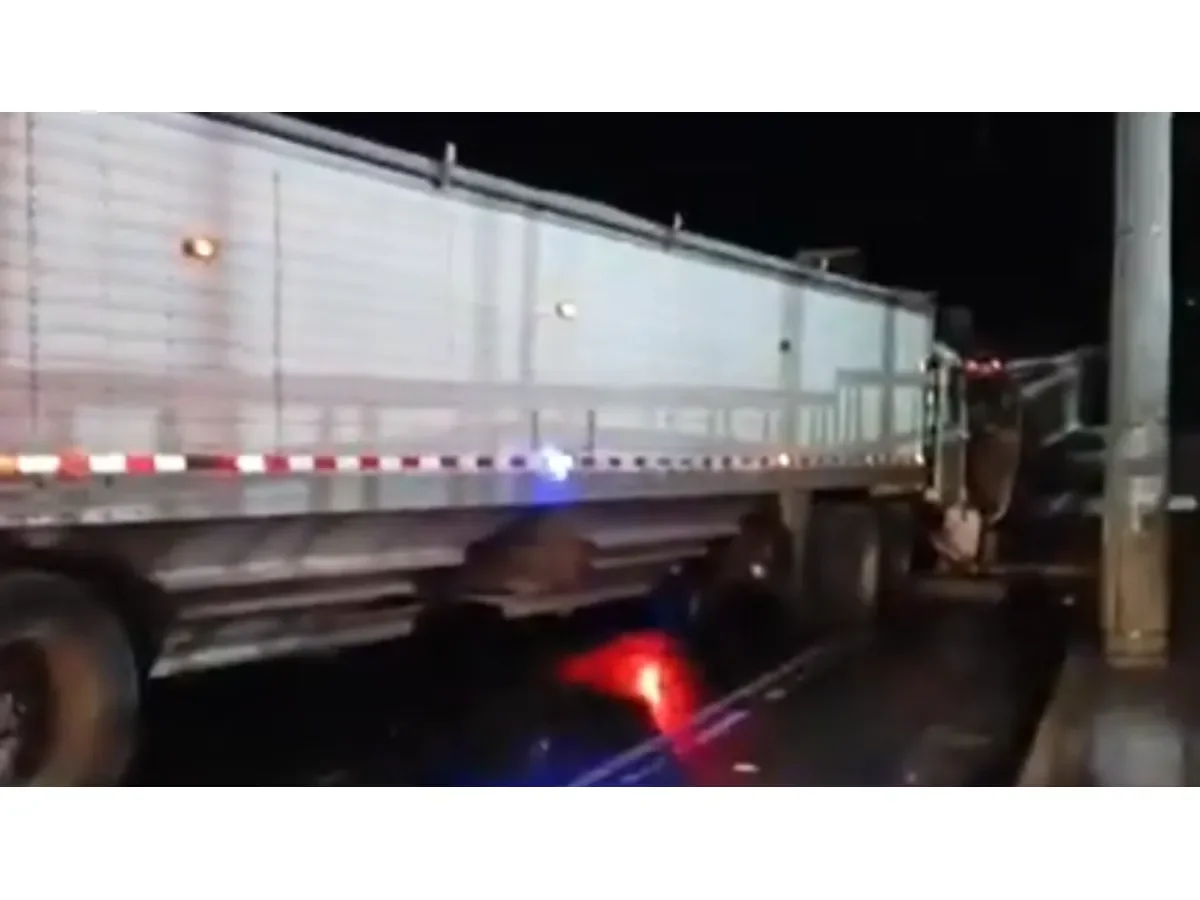 Accidente de rastra en redondel Utila genera control vehicular en Santa Tecla