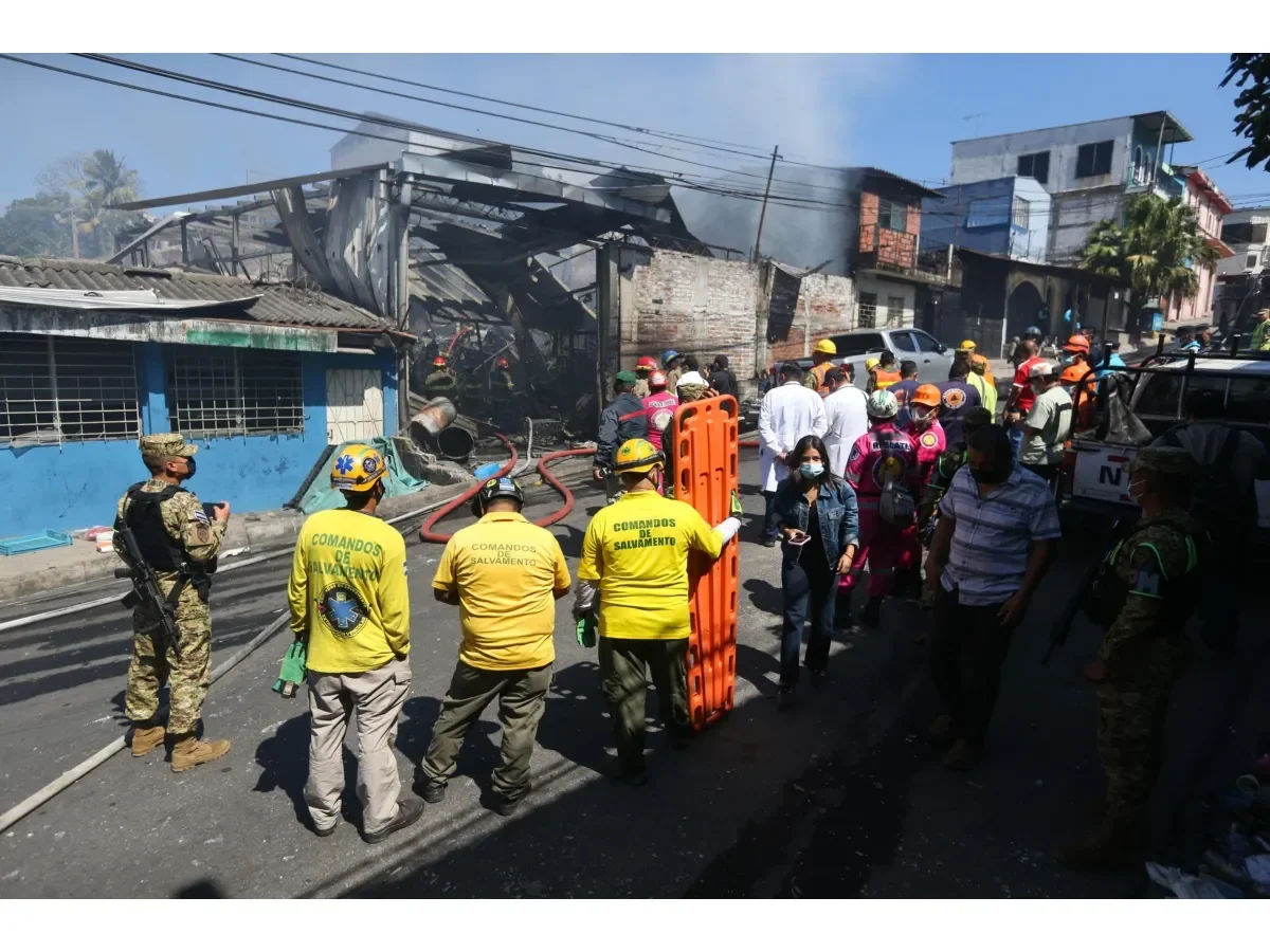 Incendio en taller mecánico del barrio Lourdes en San Salvador deja dos fallecidos