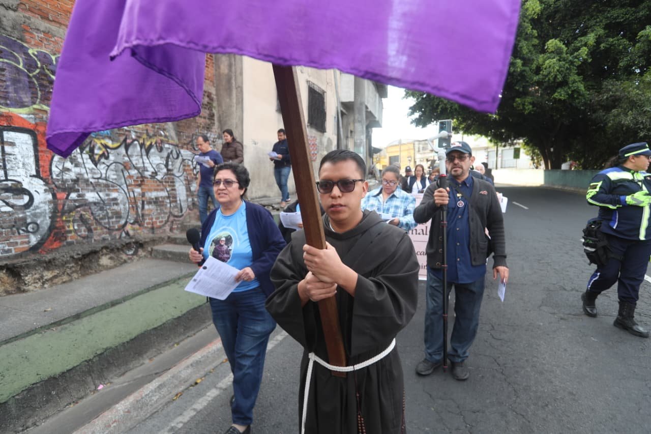 Viacrucis conmemorativo en el sitio del asesinato de Fray Augusto Ramírez Monasterio en Guatemala