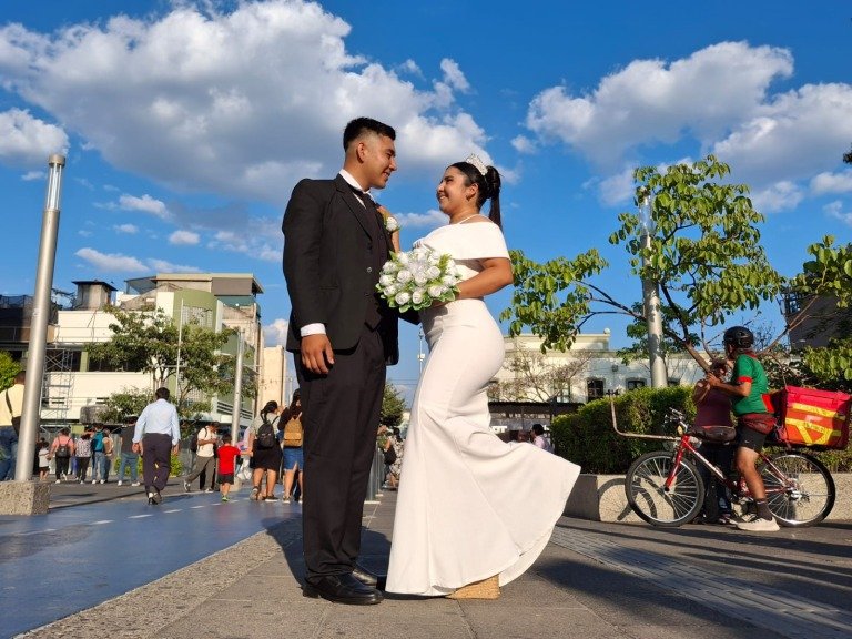 San Salvador celebra histórica boda colectiva con 150 parejas formalizando su unión