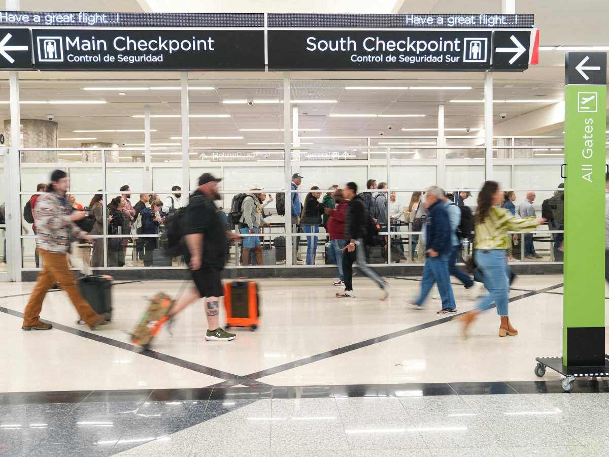 Funcionamiento desigual de aeropuertos en EE. UU. ante crisis en controles de seguridad