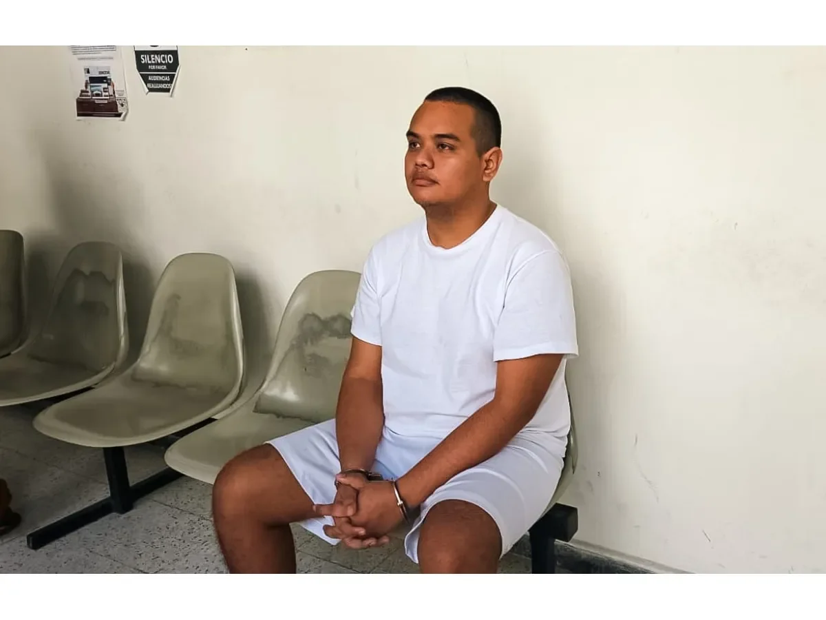 Juzgado mantiene en prisión a acusado de estafa con boletos aéreos baratos en San Salvador