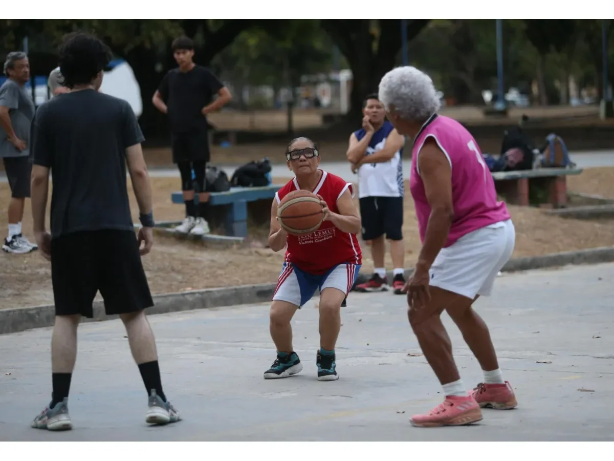 Miriam Díaz: La figura emblemática del baloncesto salvadoreño que desafía el tiempo a los 69 años