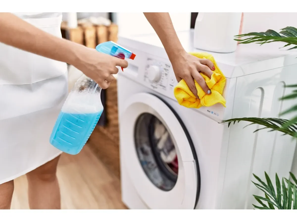 Expertos desmienten mito sobre bicarbonato y vinagre para limpiar lavadoras: alternativas efectivas y seguras