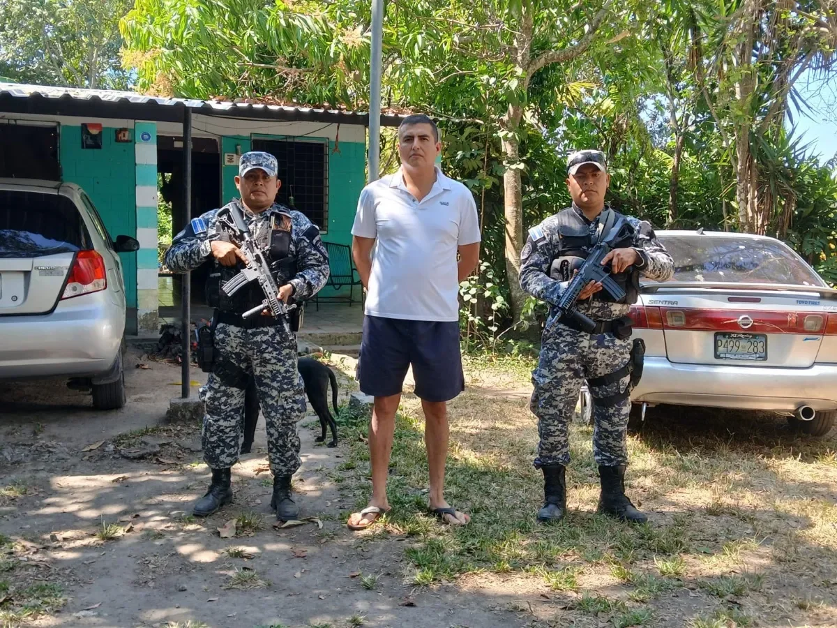 Policía destituido y procesado tras disparar contra conductor en carretera de Oro
