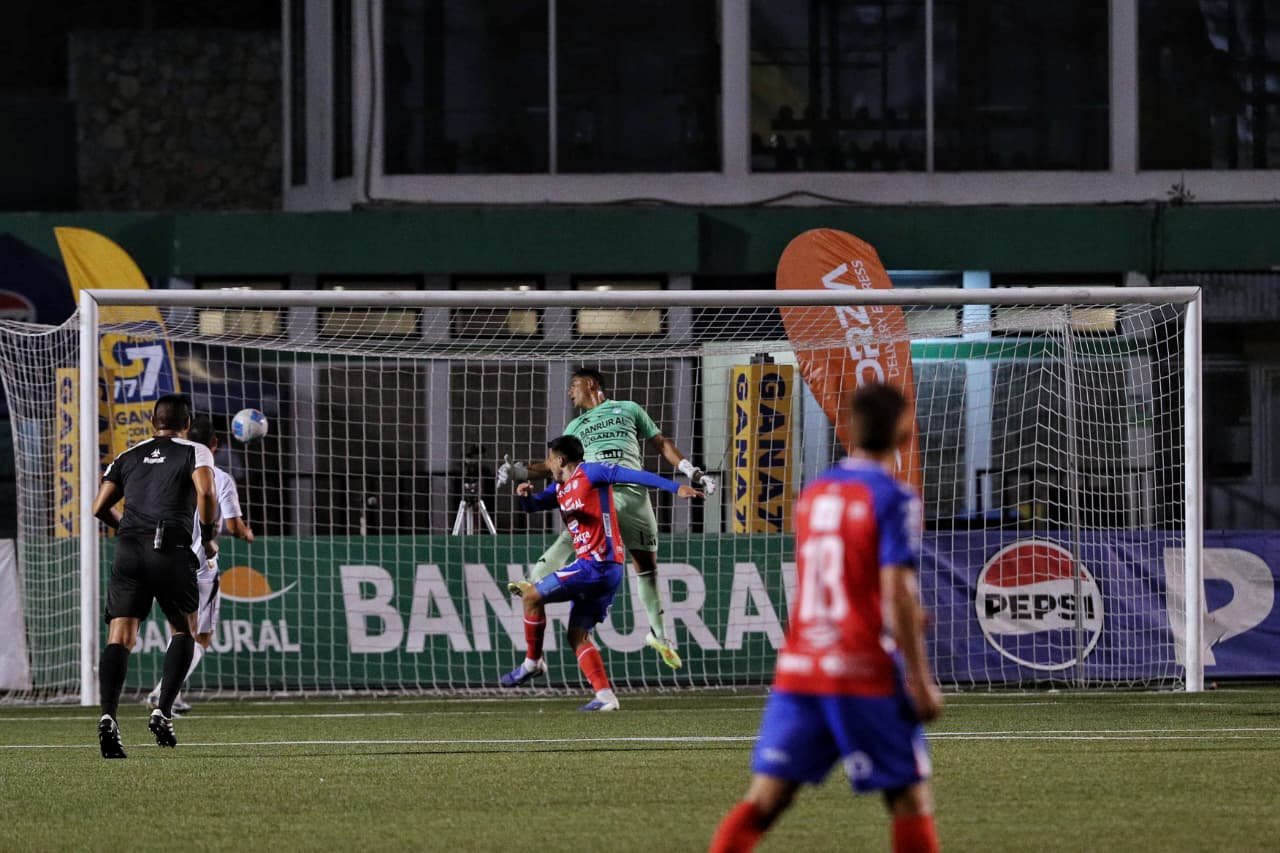 Xelajú se impone 3-1 a Comunicaciones y lidera el Clausura 2026 en Guatemala