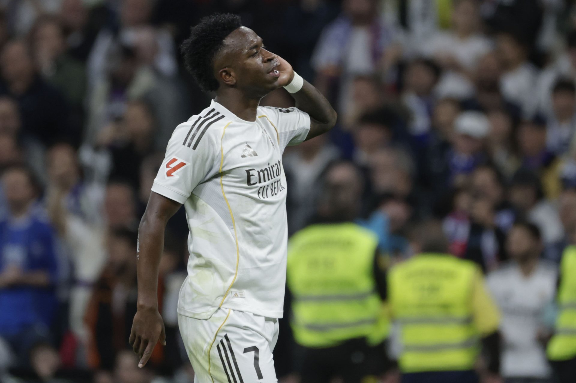 Vinícius guía la remontada del Real Madrid en el derbi madrileño ante Atlético en el Bernabéu