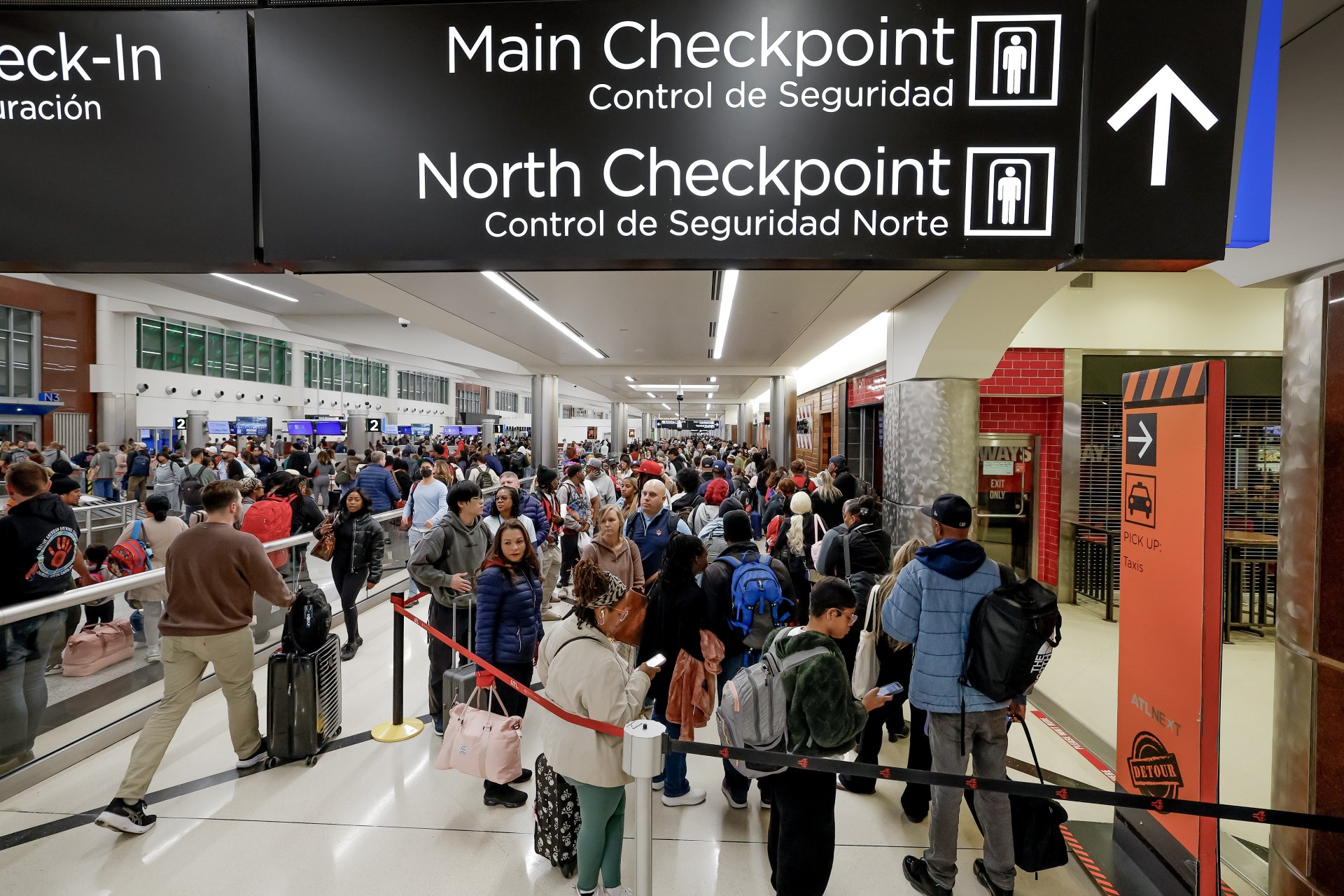 Estados Unidos despliega agentes de ICE en aeropuertos para reforzar seguridad y agilizar controles