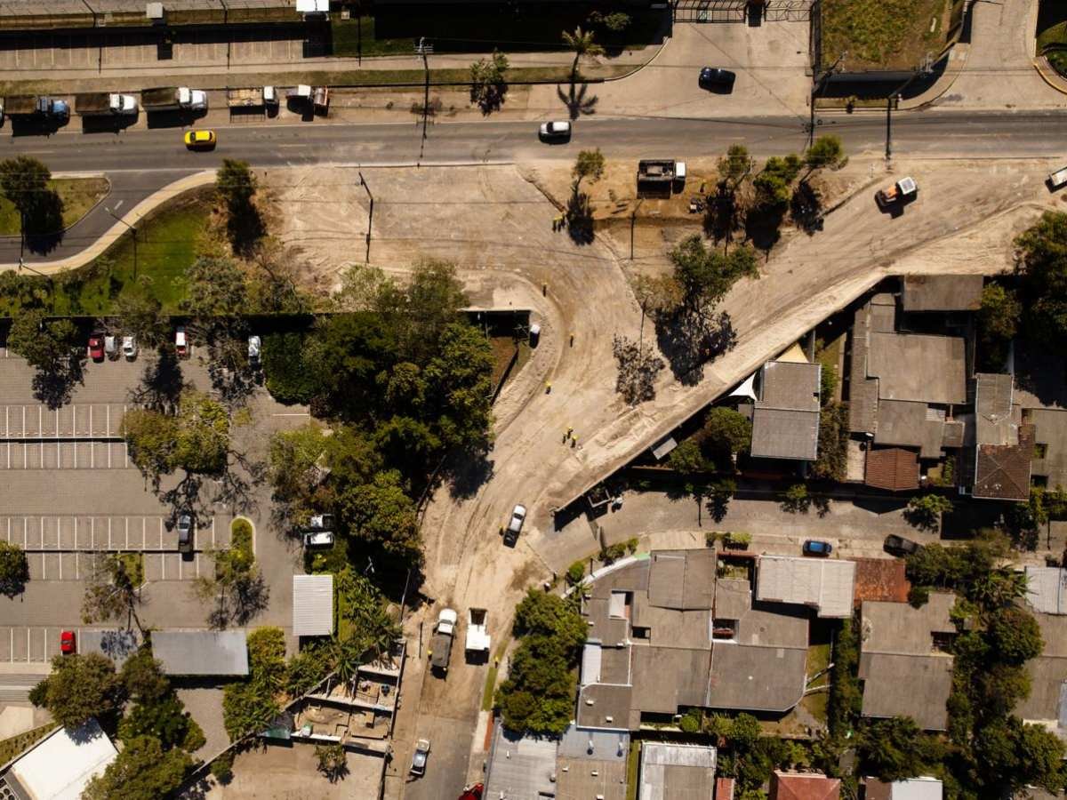 Nuevo acceso vial hacia Nuevo Cuscatlán avanza rápidamente y supera 85 % en menos de 15 días