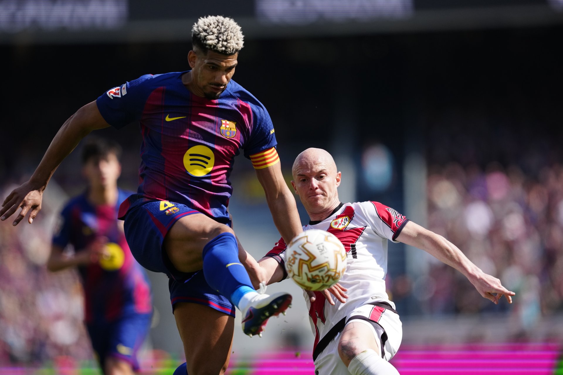 Barcelona se impone 1-0 al Rayo Vallecano con gol de Araujo y gran actuación de Joan García