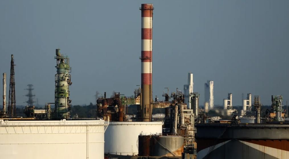 Análisis indica que precio del petróleo no bajará de inmediato aunque se reabra el estrecho de Ormuz
