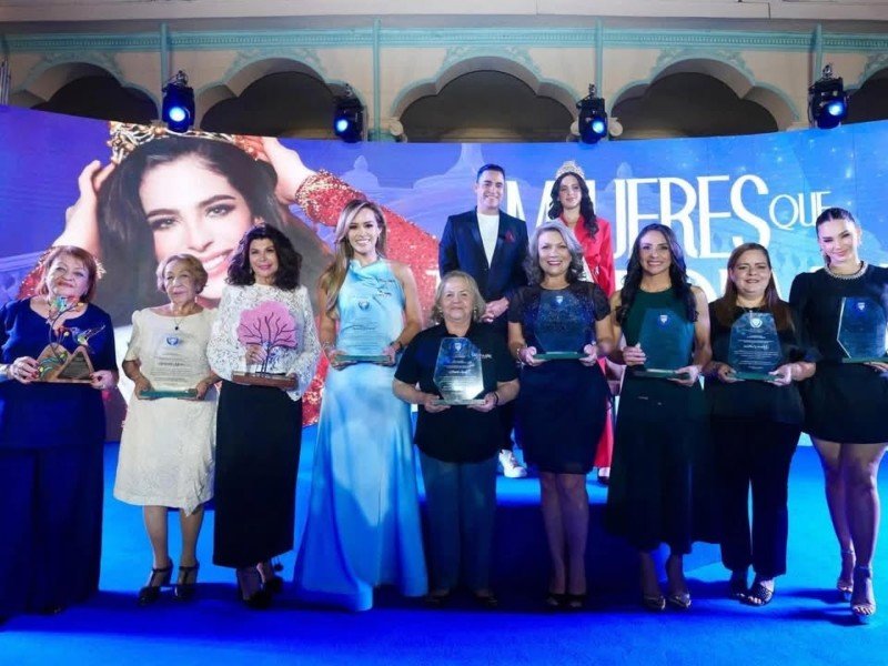 Reconocimiento a diez destacadas salvadoreñas en foro Mujeres que Transforman en Santa Tecla