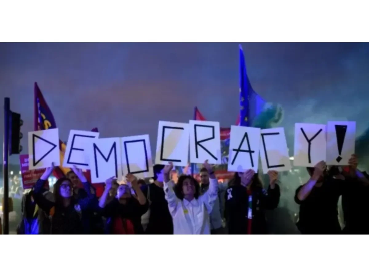 Informes internacionales alertan sobre retroceso democrático global y el impacto en El Salvador