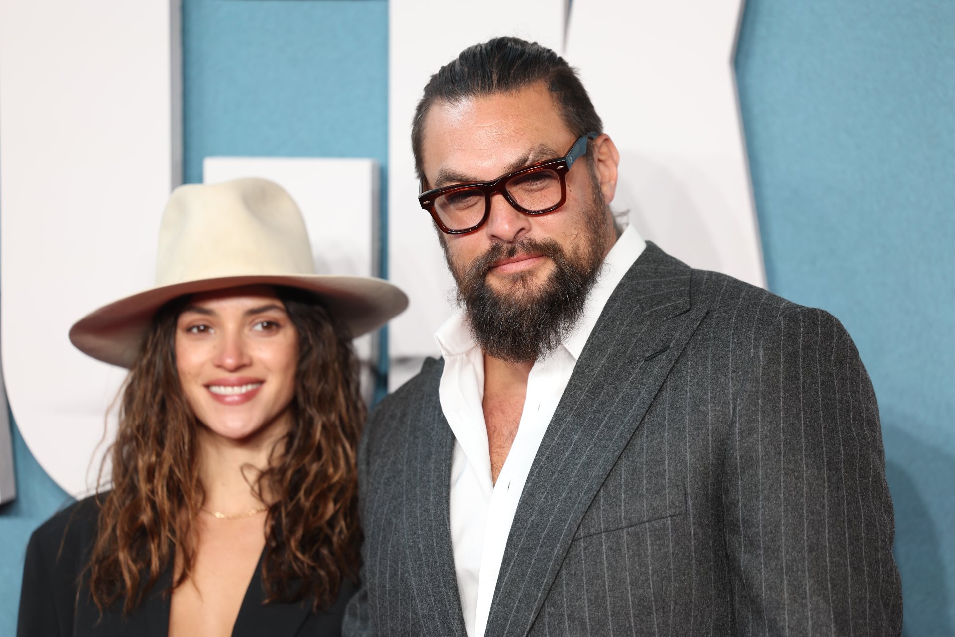 Jason Momoa y Adria Arjona movilizan apoyo tras devastadoras inundaciones en Hawái