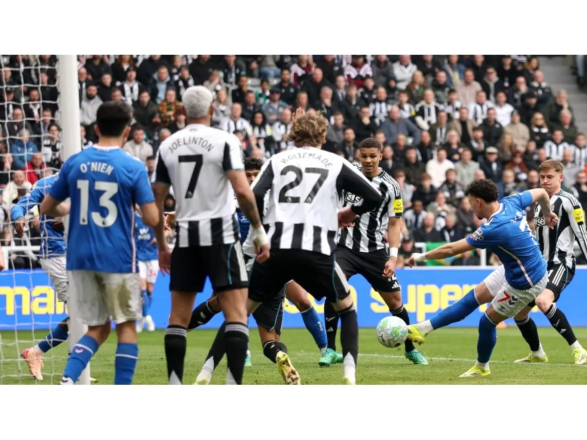 Partido Newcastle-Sunderland suspendido tras denuncias de insultos racistas en St James\' Park