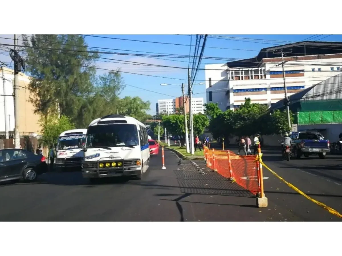 Restricción vehicular en Diagonal Universitaria por obras en el Centro de Gobierno en San Salvador