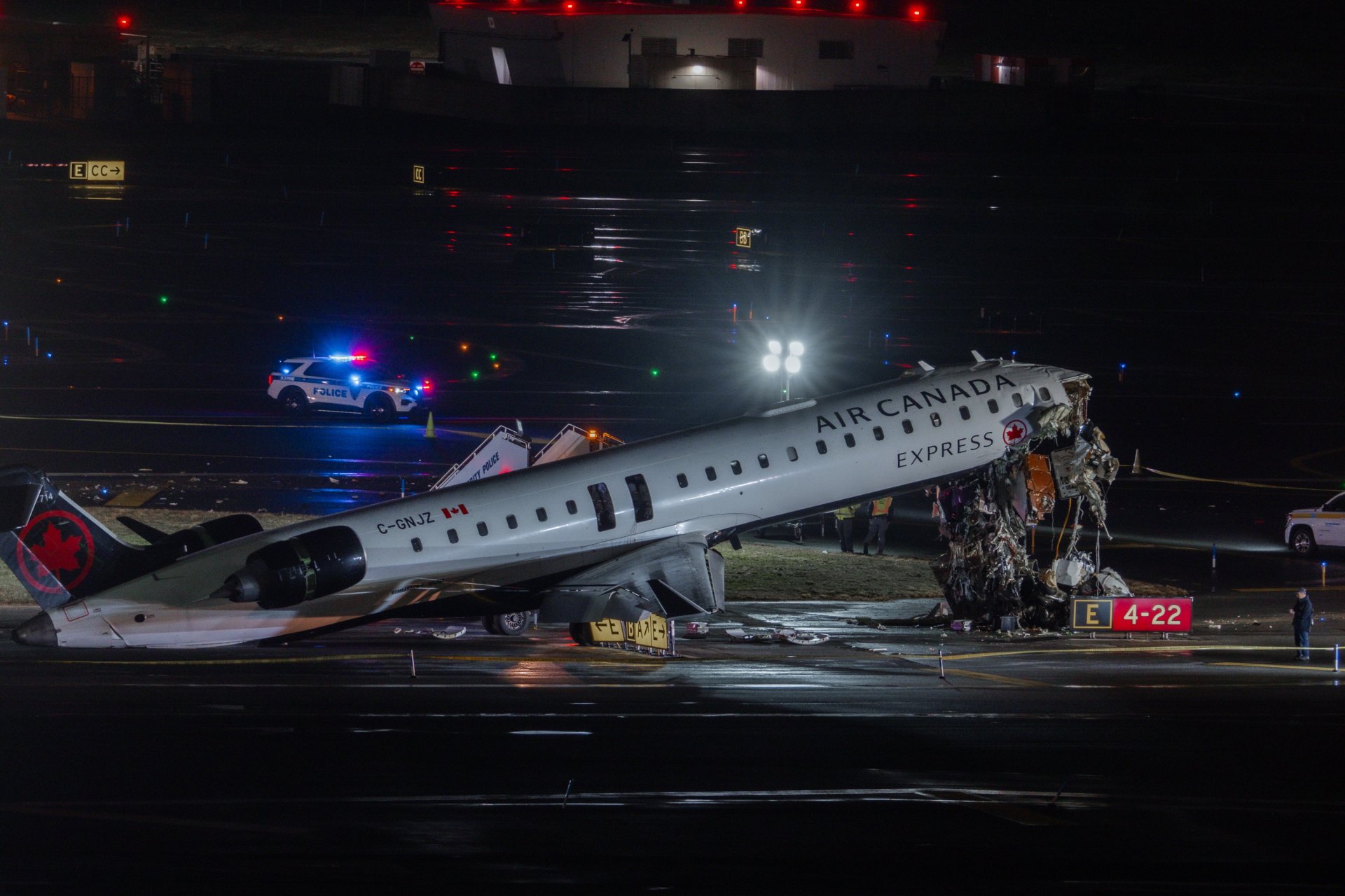 Dos muertos y varios heridos tras colisión entre avión y camión en Aeropuerto LaGuardia de Nueva York