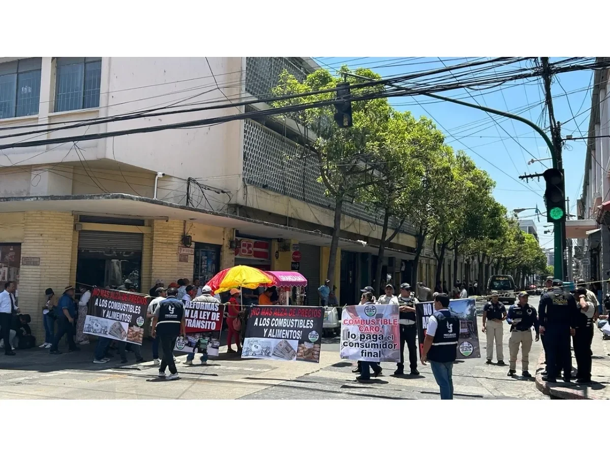 Transportistas bloquean carreteras en Guatemala por alza en combustibles y nuevas normativas