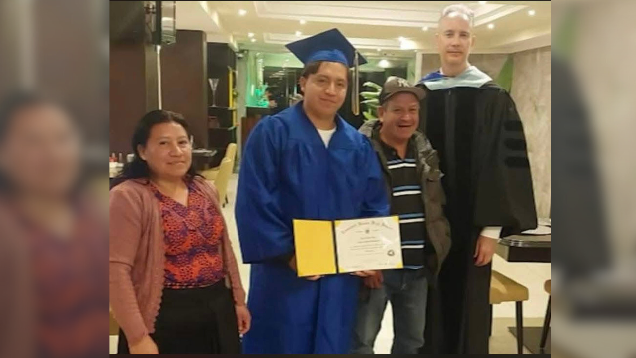 Superintendente de Nueva York viaja a Guatemala para entregar diploma a estudiante detenido por ICE