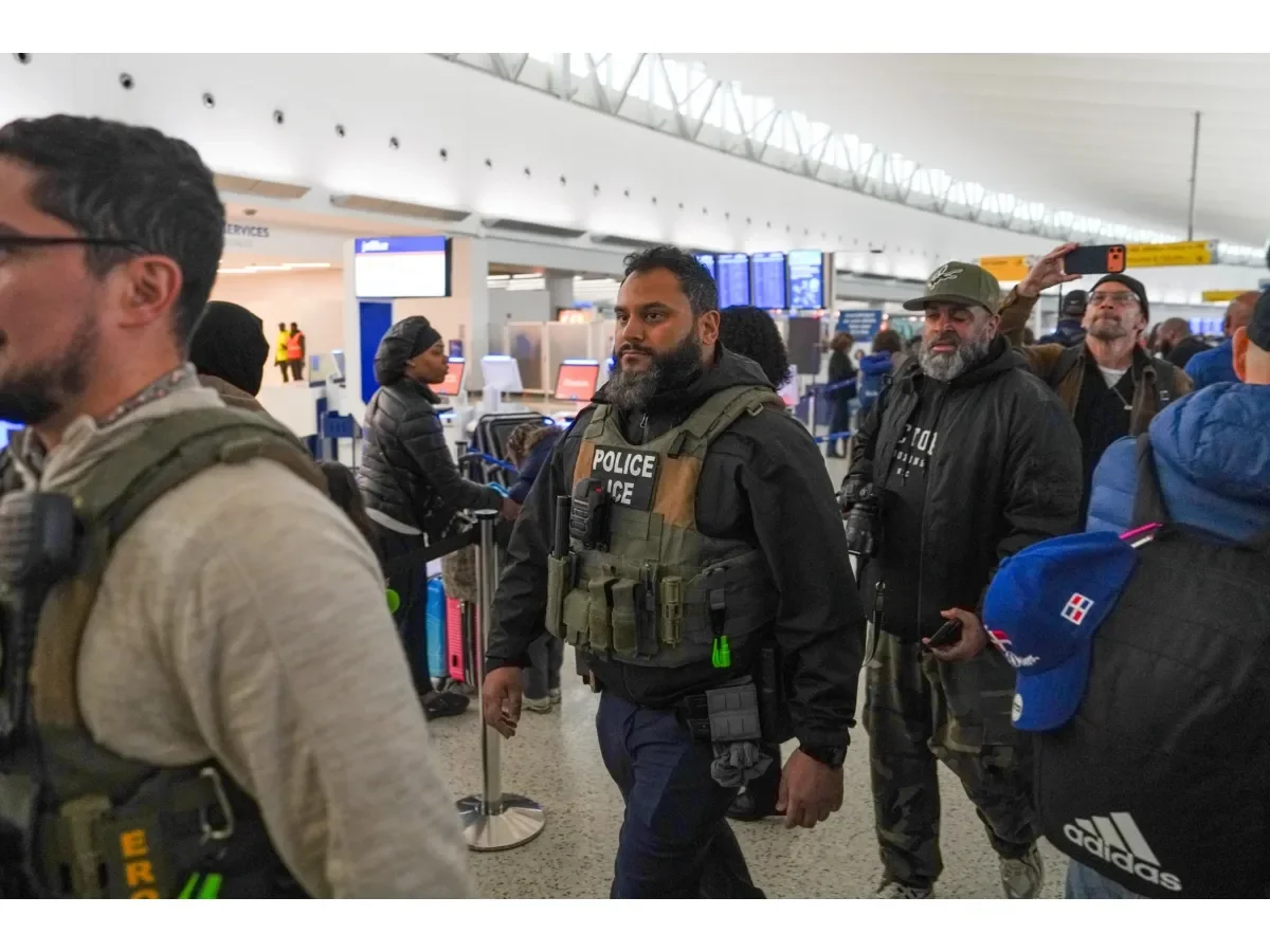Agentes federales de inmigración despliegan apoyo en aeropuerto de Atlanta durante cierre gubernamental en EE.UU.