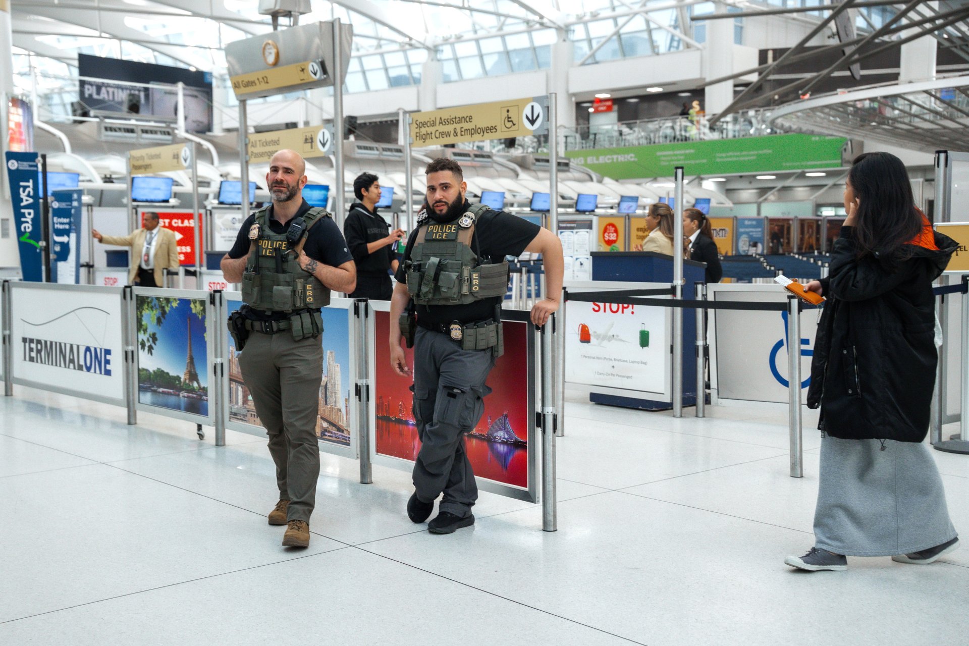 Estados Unidos despliega agentes del ICE en aeropuertos ante bloqueo presupuestario
