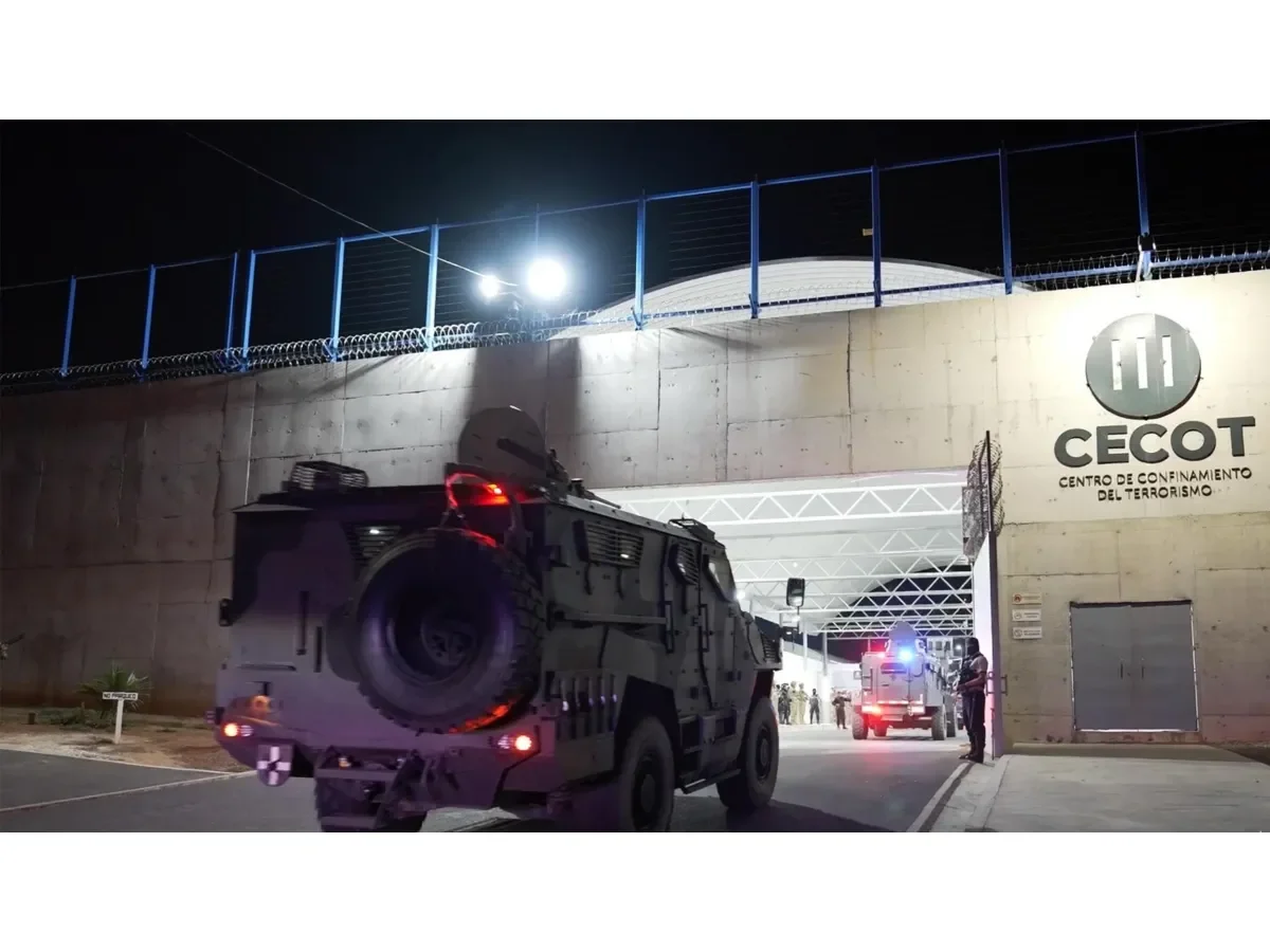Venezolano demanda a Estados Unidos por $1.3 millones tras detención en CECOT de El Salvador