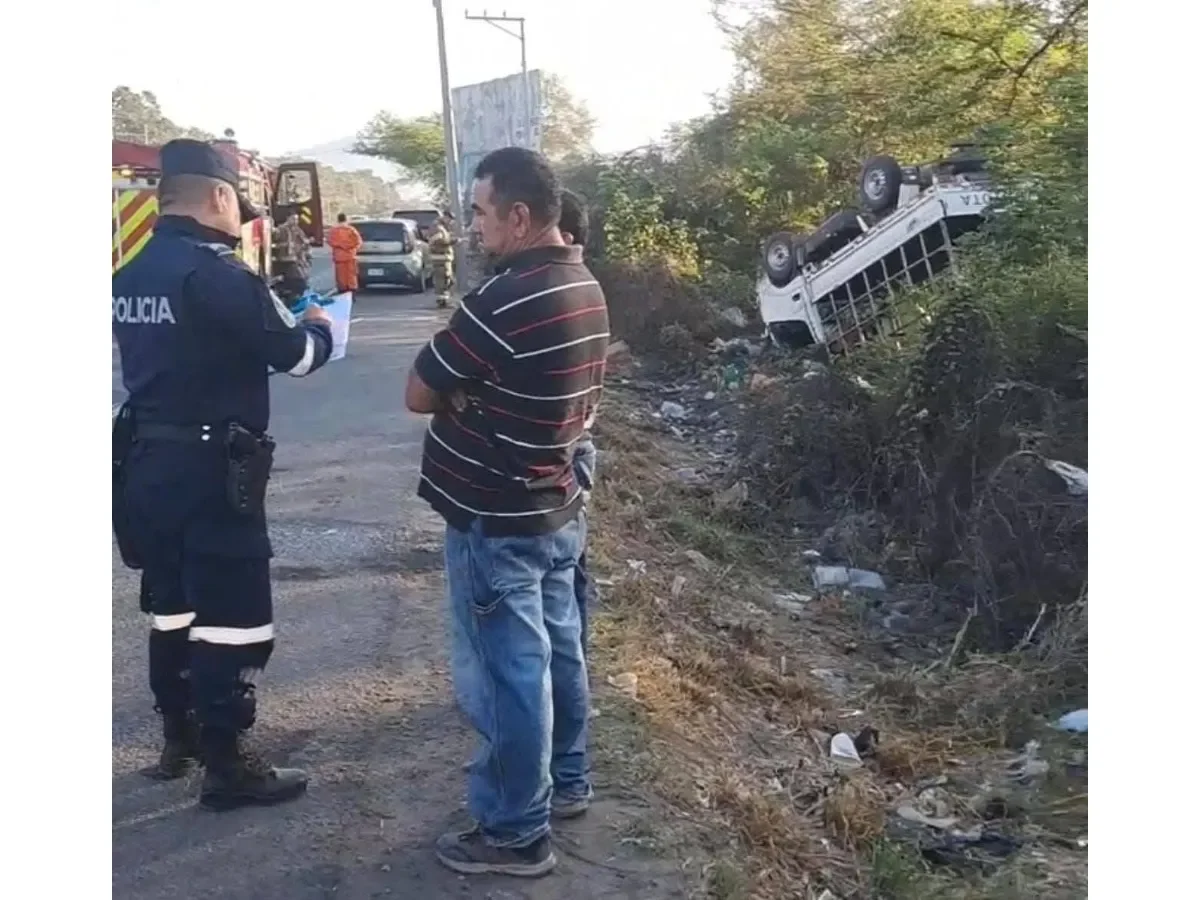 Accidente en Sonsonate deja un fallecido y varios lesionados tras vuelco de camión