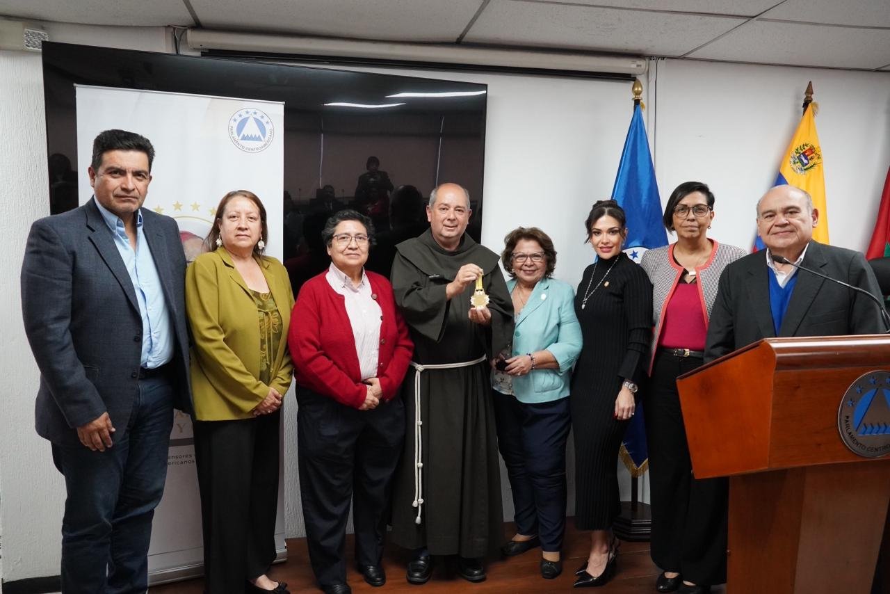 Reconocen legado de Fray Augusto Ramírez Monasterio con Premio San Óscar Arnulfo Romero antes de su beatificación