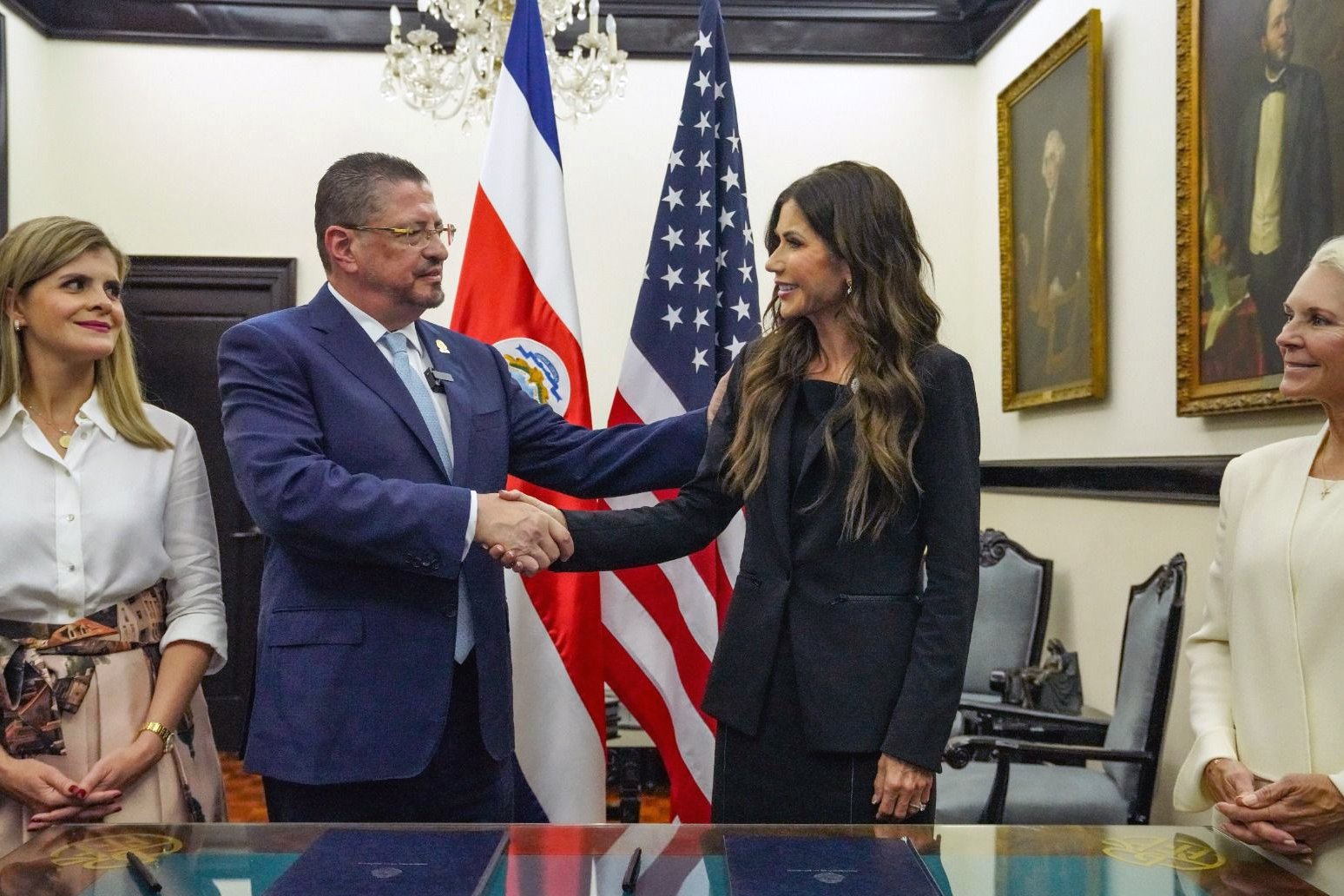 Costa Rica y EE. UU. firman acuerdo migratorio para recibir hasta 25 deportados semanales
