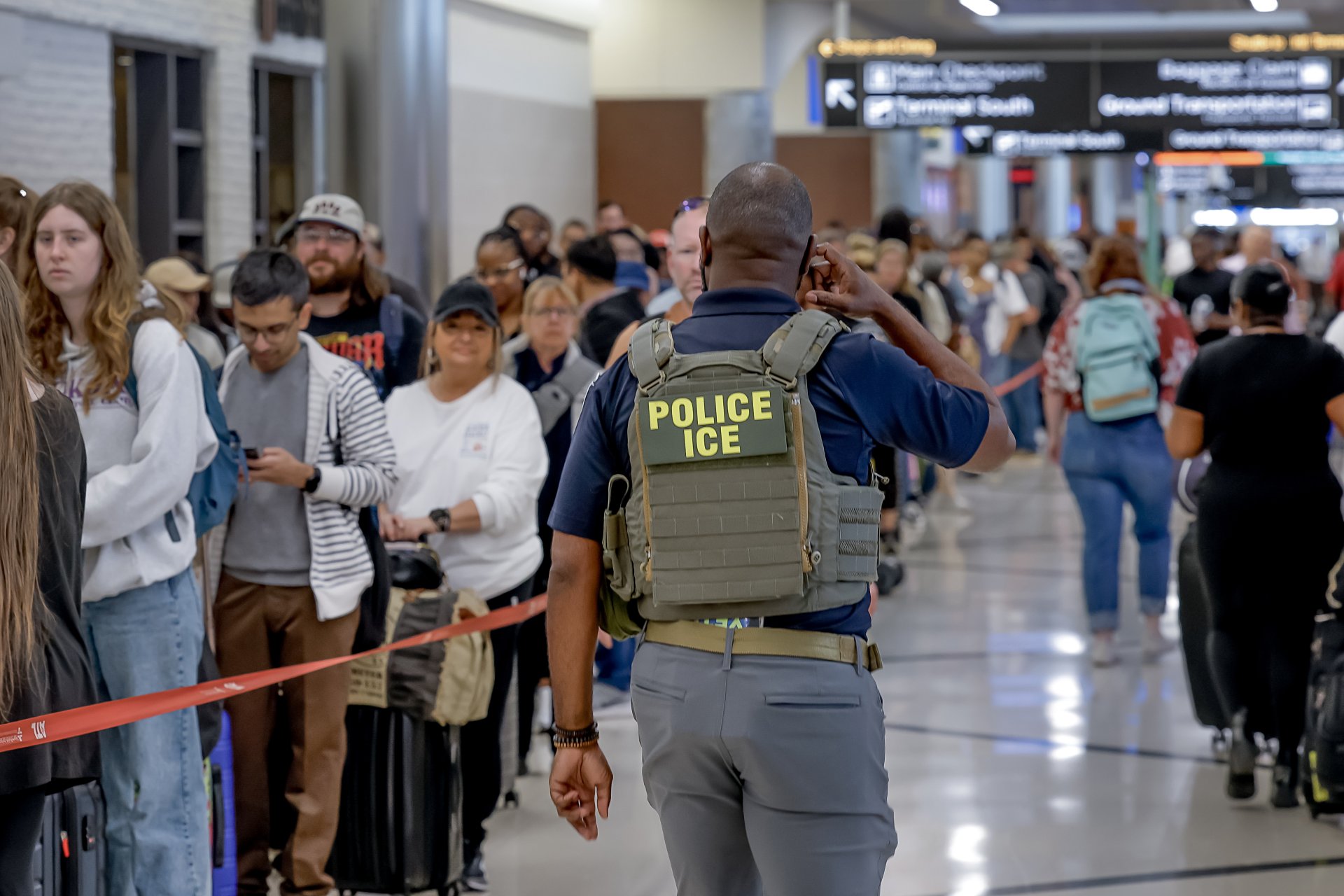 Nuevas funciones del ICE en aeropuertos de EE. UU. y su impacto en la seguridad aérea