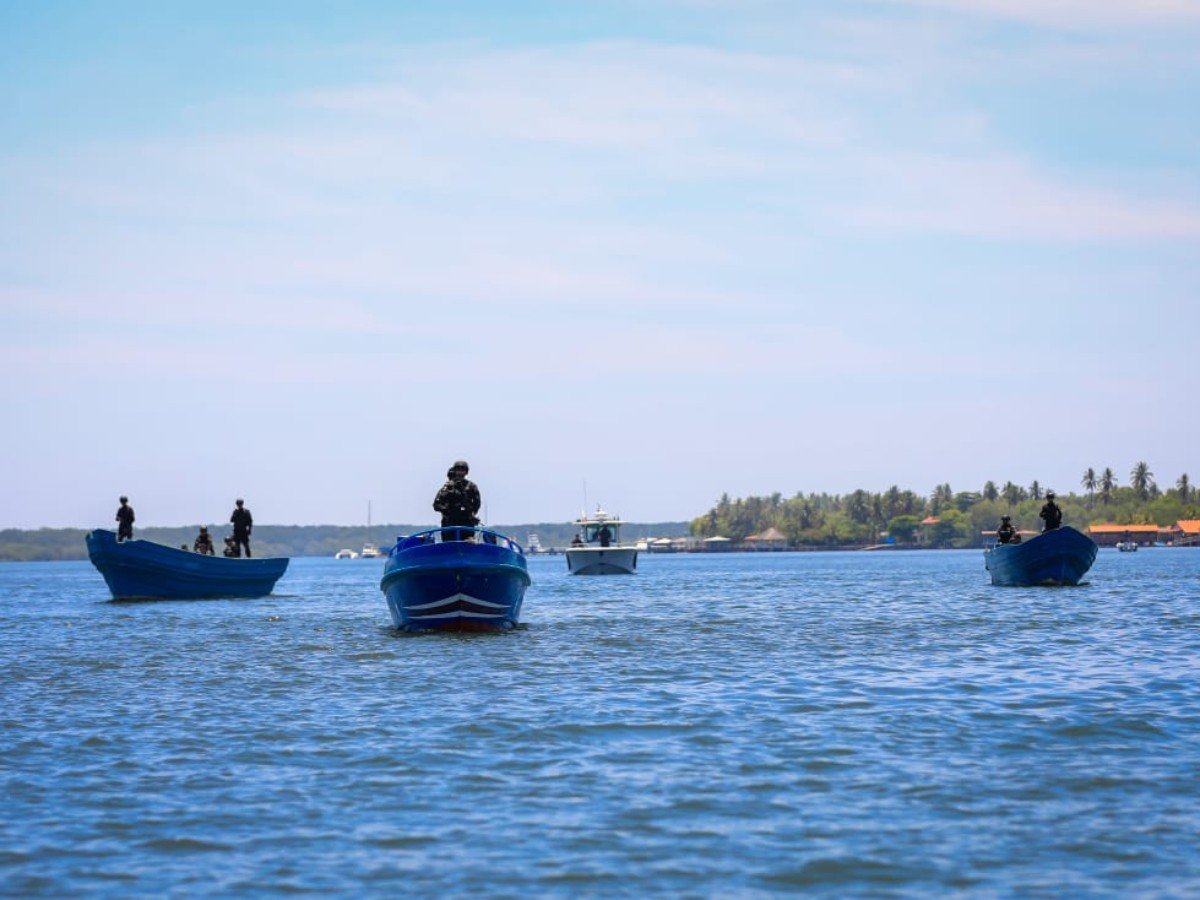 Marina Nacional de El Salvador rescata a 16 ecuatorianos tras naufragio en alta mar
