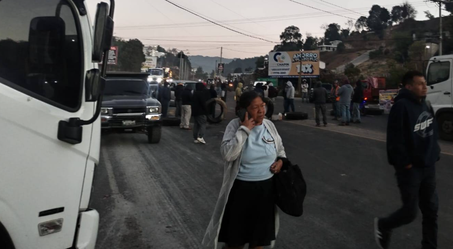 Bloqueos en San Juan Ostuncalco y Chiquimula afectan movilidad y generan congestionamientos