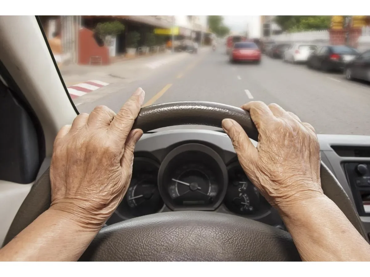 Conductora de 88 años provoca accidente en Florida tras confundir freno con acelerador