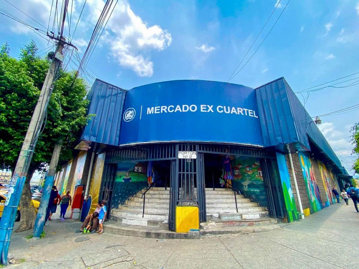 Horarios escalonados de cierre en mercados de San Salvador durante Semana Santa 2026