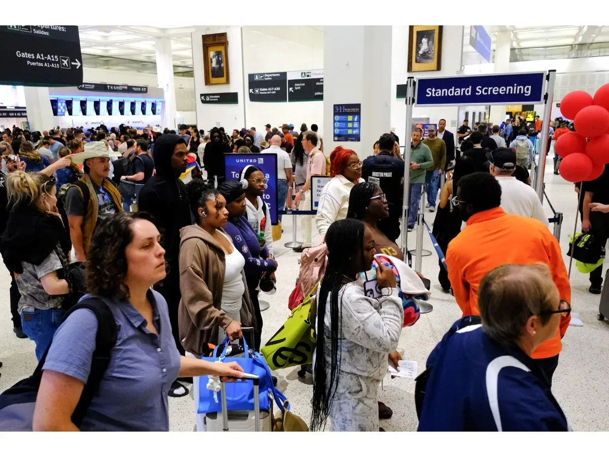 Persisten retrasos en aeropuertos de EE.UU. pese a apoyo del ICE ante bajas del TSA