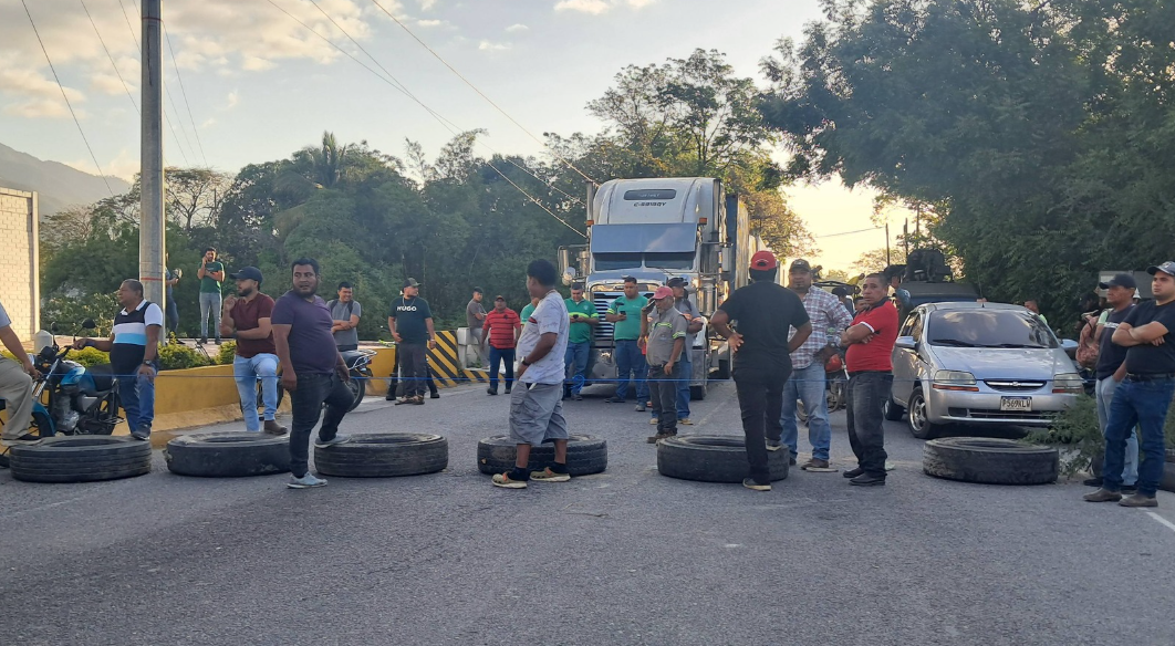 Persisten bloqueos en carreteras de Guatemala por tercer día consecutivo este 25 de marzo