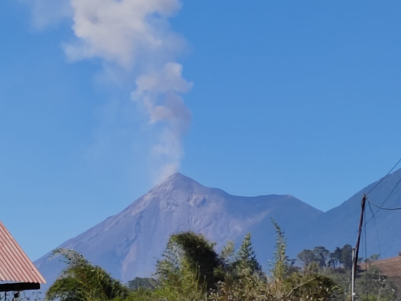 Volcán de Fuego registra explosiones fuertes y provoca vibraciones en viviendas cercanas