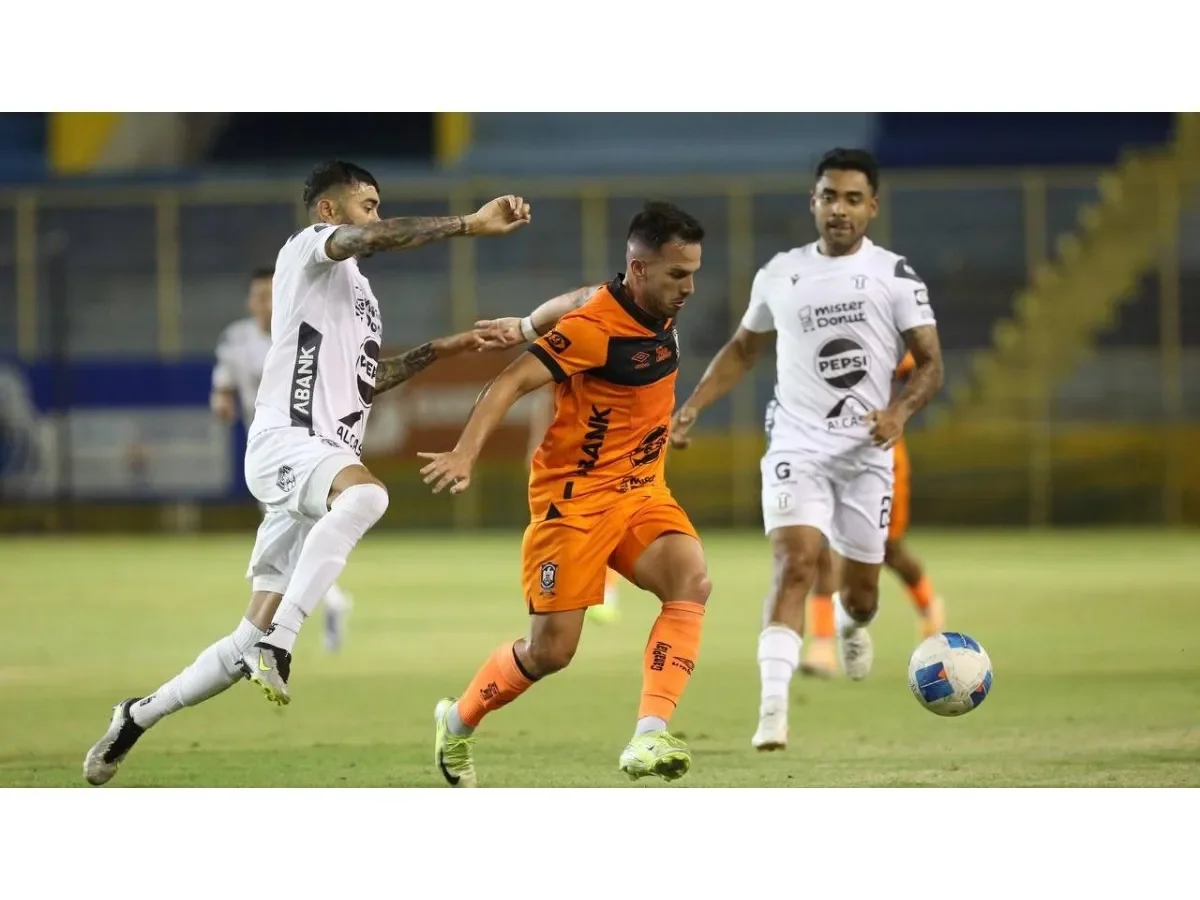 Águila supera al Hércules con golazo de Granitto y complica su permanencia en la liga