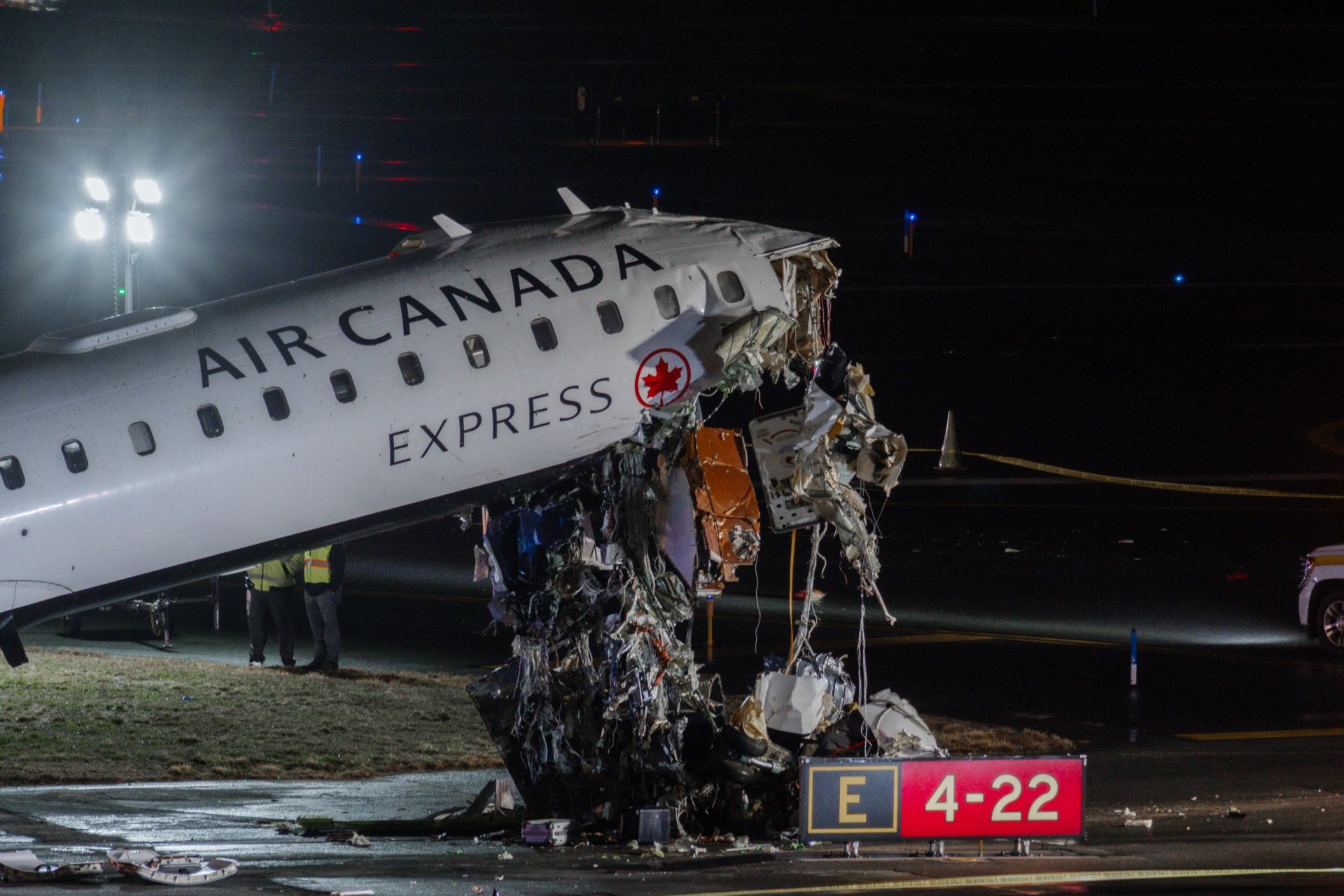 Revelan audio del controlador aéreo antes del accidente fatal en aeropuerto LaGuardia