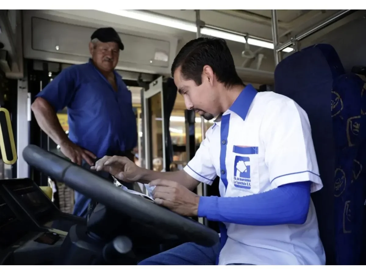 Migrantes salvadoreños contribuyen a mitigar la escasez de conductores de buses en Costa Rica
