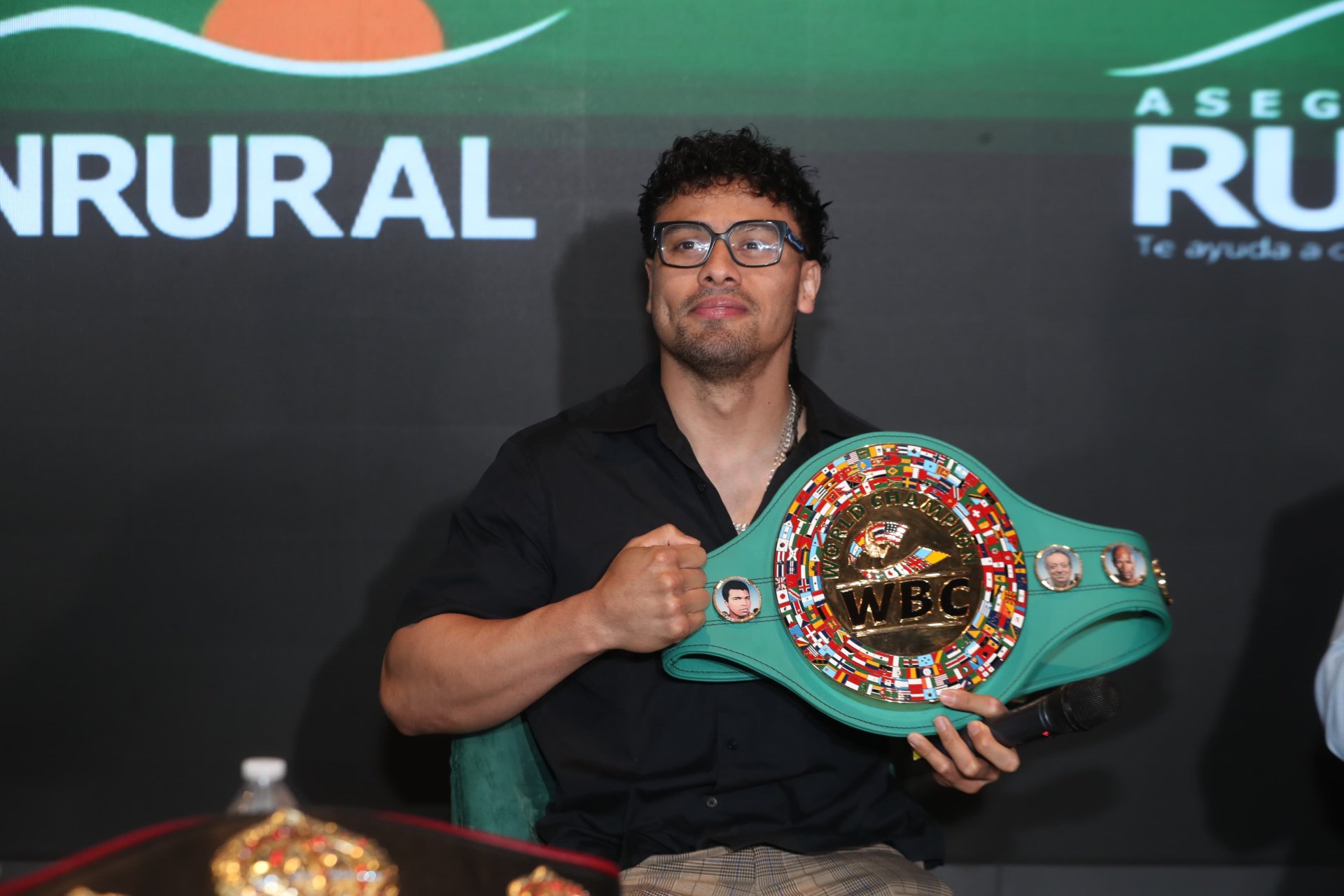 Lester Martínez, primer campeón mundial de boxeo de Guatemala, celebra su histórico triunfo