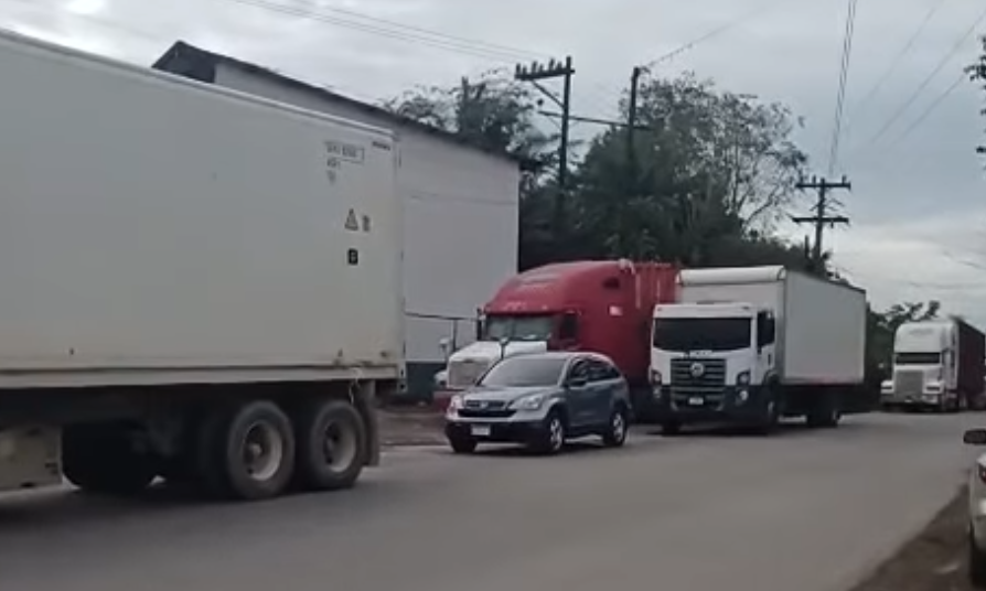 Bloqueos en ruta al Atlántico generan largas filas de vehículos en Morales, Izabal