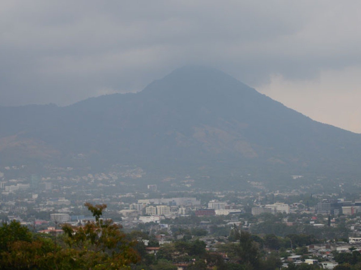 Calor intenso y lluvias aisladas dominan el clima en El Salvador este jueves