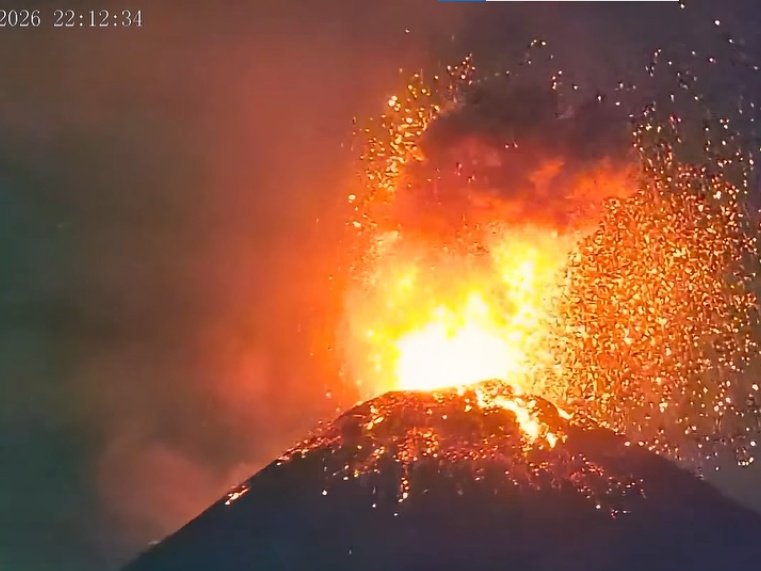 Explosiones y caída de ceniza del volcán de Fuego generan alarma en comunidades guatemaltecas