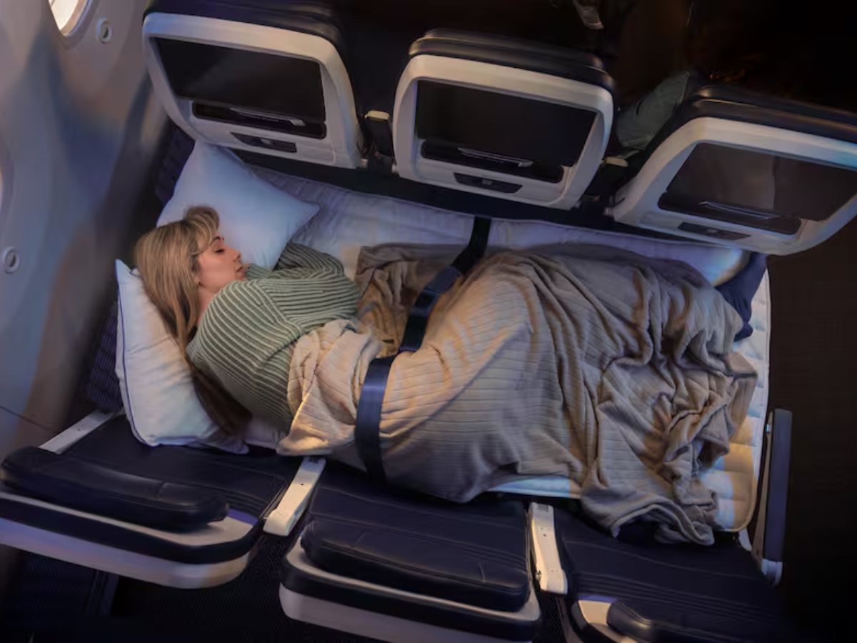 United Airlines revoluciona vuelos largos al ofrecer asientos económicos convertibles en cama