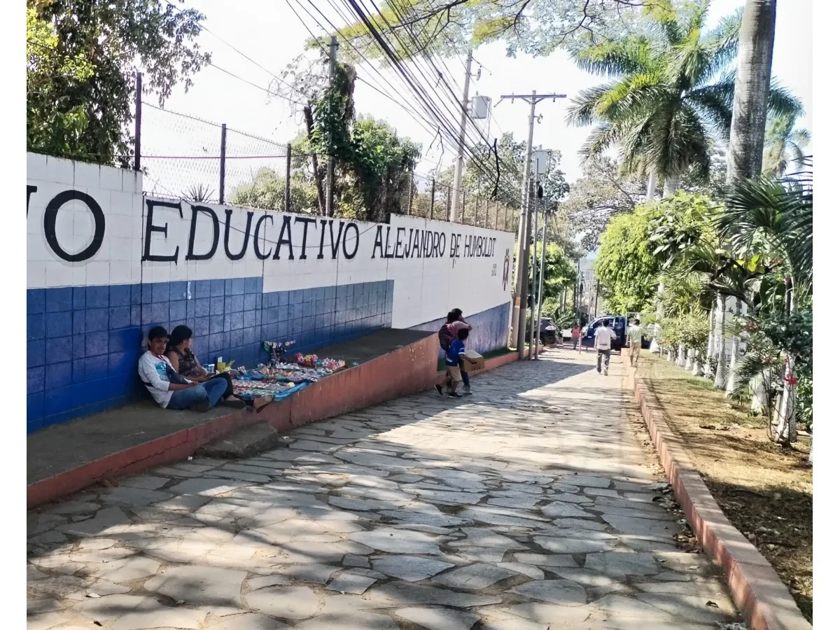 Padres denuncian desorganización y deficiencias en entrega de paquetes escolares en Ahuachapán Padres denuncian desorganización y deficiencias en entrega de paquetes escolares en Ahuachapán