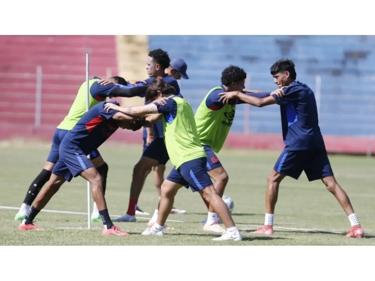 Adrián Sánchez enfatiza la humildad y el trabajo constante antes del Clásico Nacional entre FAS y Águila