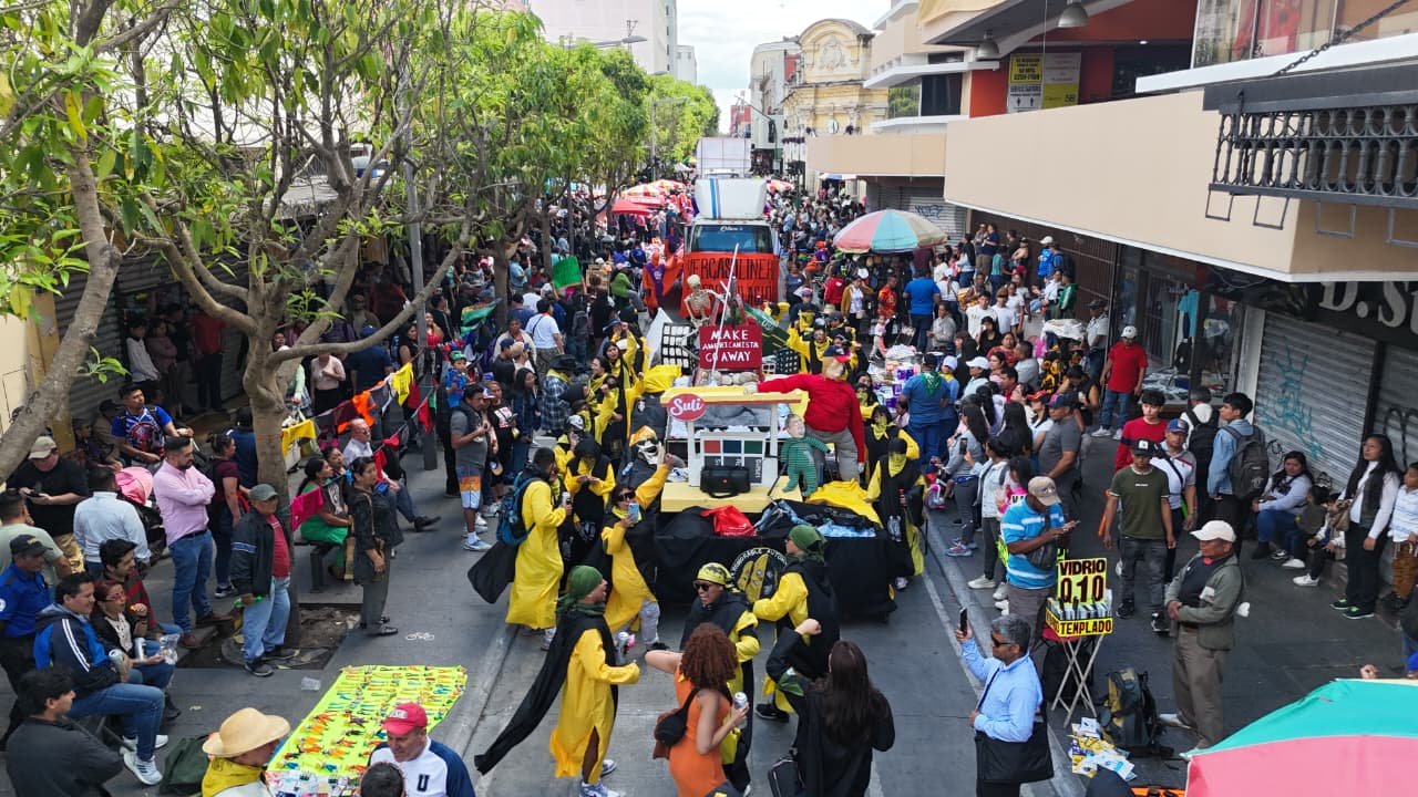 Huelga de Dolores refleja críticas sociales y políticas con sátira y creatividad en Guatemala