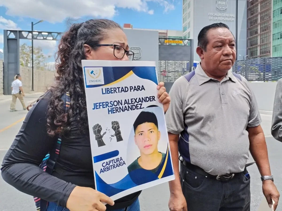 Familiares exigen investigación a directores de penales por incumplir órdenes judiciales en El Salvador Familiares exigen investigación a directores de penales por incumplir órdenes judiciales en El Salvador