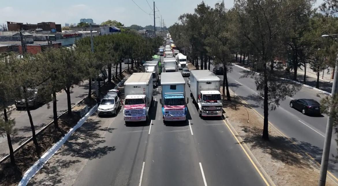 Bloqueos por alza de combustibles impactan transporte, distribución e industria en Guatemala